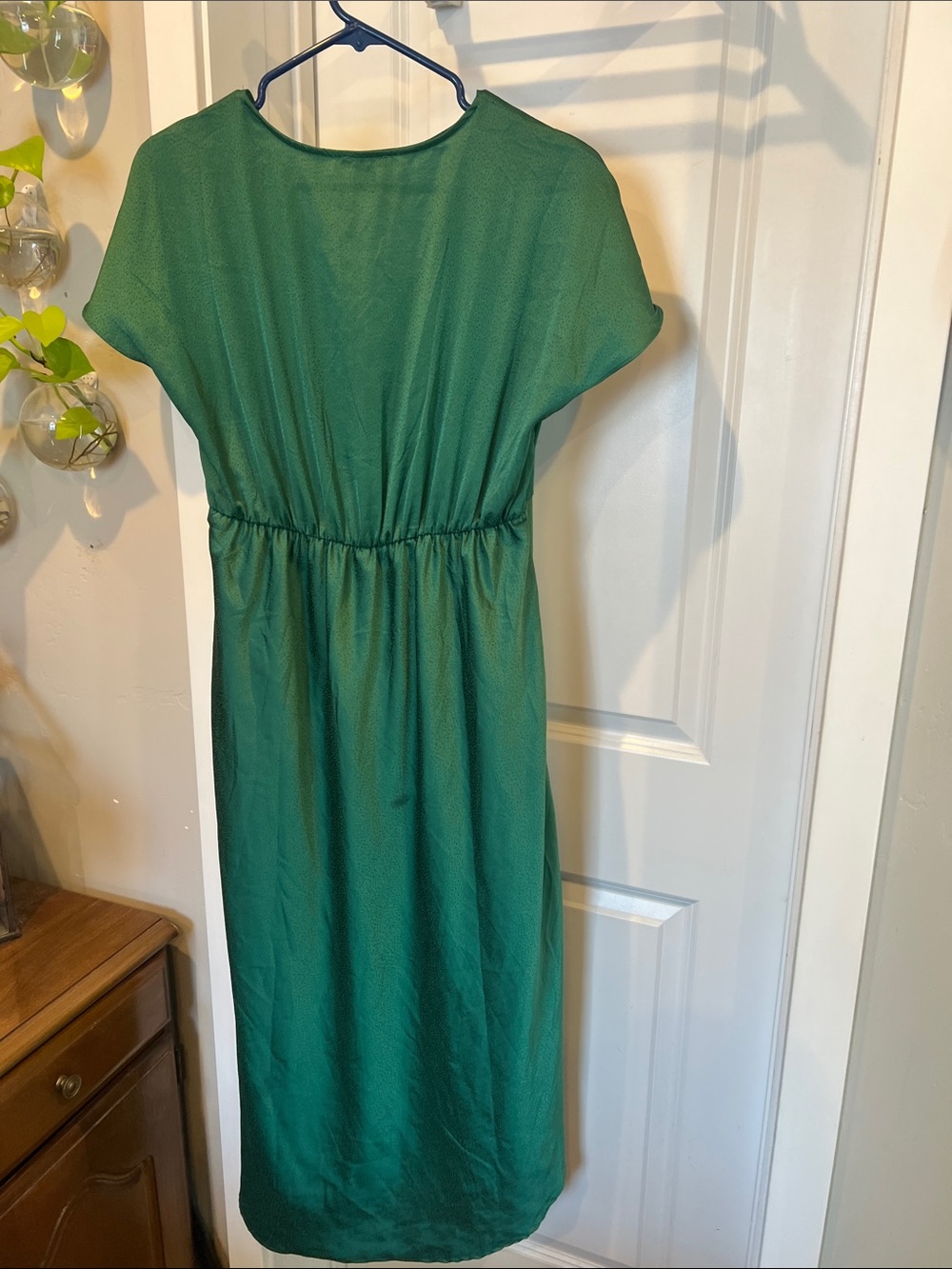 Emerald Green V-Neck Midi Dress with Short Sleeves - Picture 5 of 7
